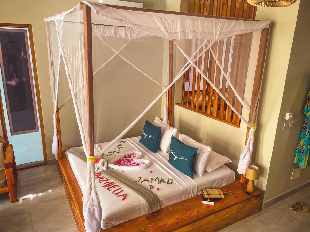 Zanzibella Hotel & Spa 키웬그와 외부 사진 A bed with a mosquito net
