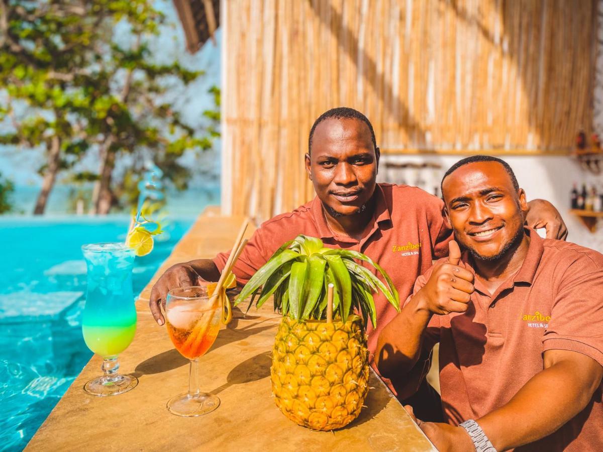 Zanzibella Hotel & Spa 키웬그와 외부 사진 Two men in Zanzibar