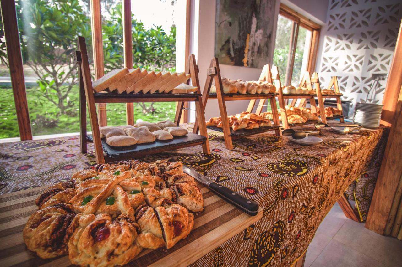 Zanzibella Hotel & Spa 키웬그와 외부 사진 A selection of pastries at a buffet