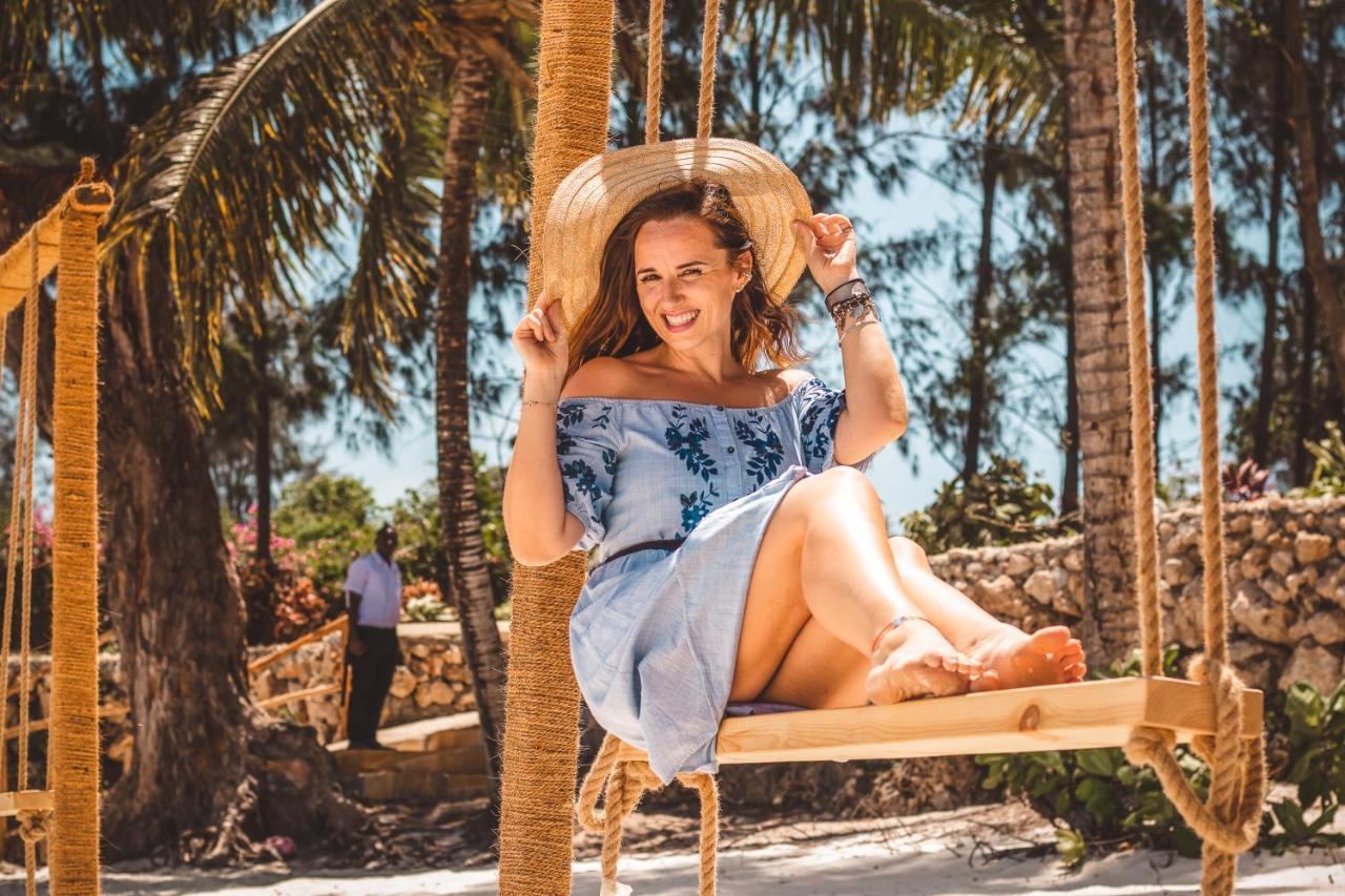Zanzibella Hotel & Spa 키웬그와 외부 사진 A woman on a swing