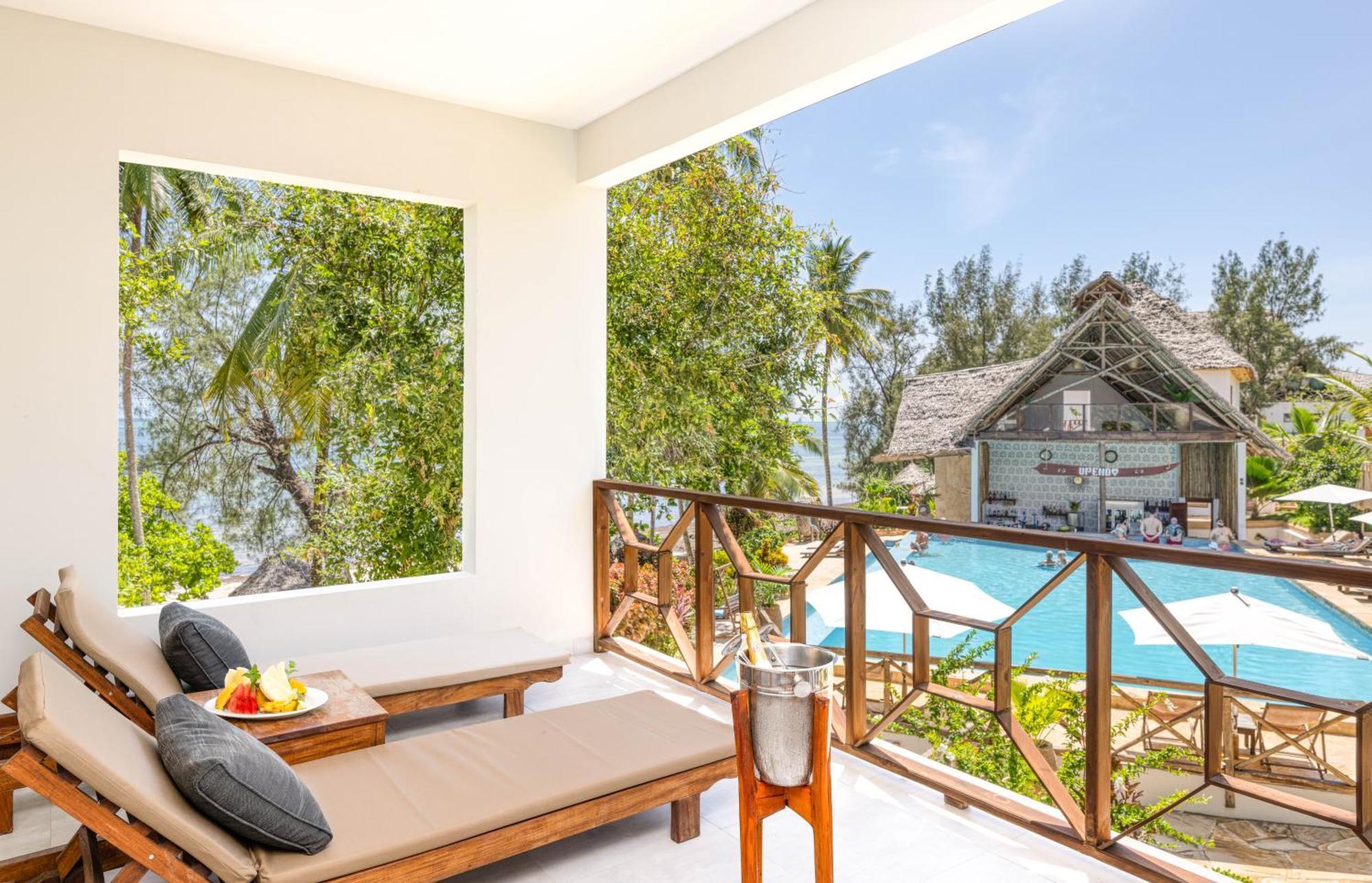 Zanzibella Hotel & Spa 키웬그와 외부 사진 The swimming pool at the hotel