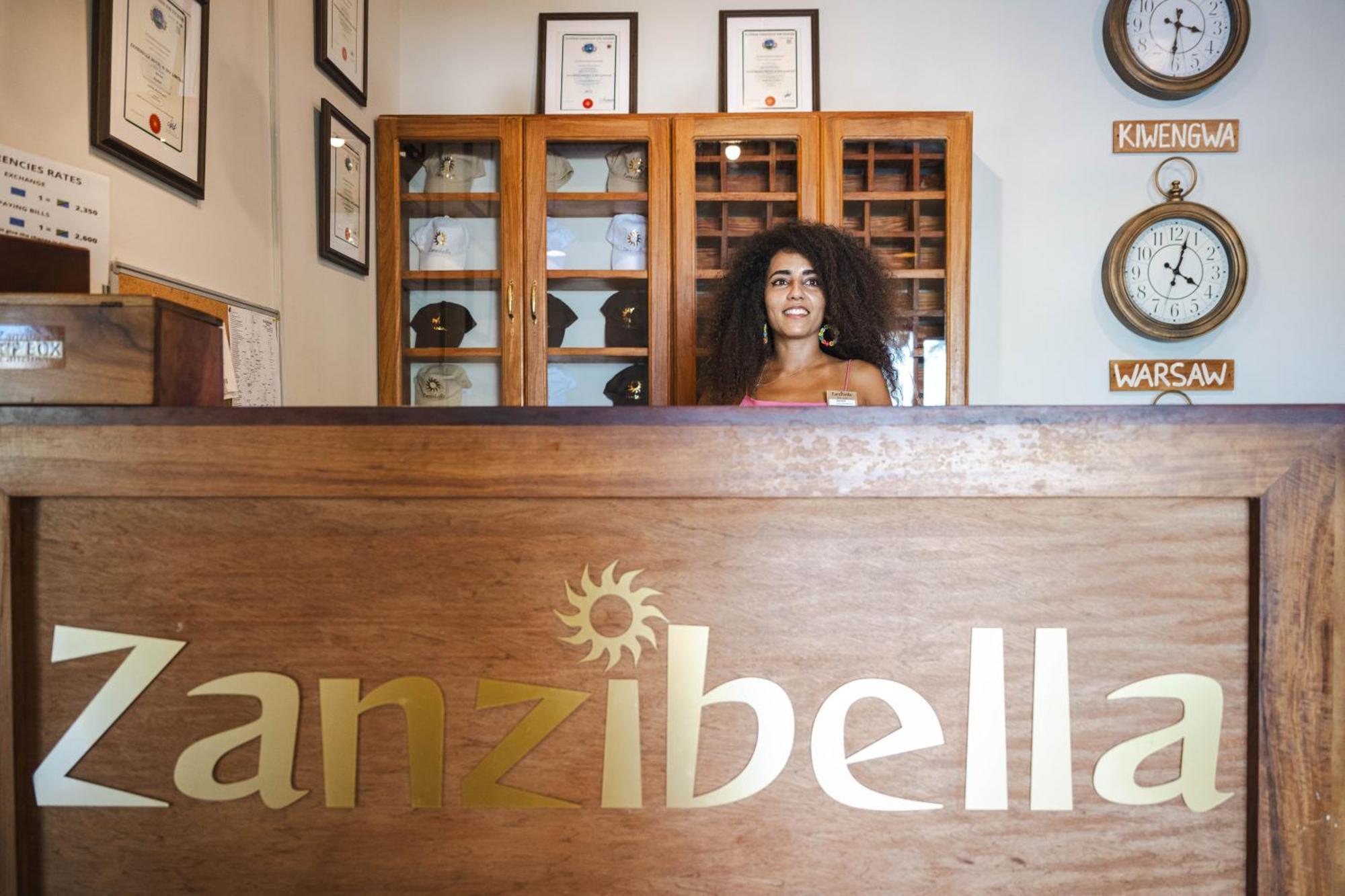 Zanzibella Hotel & Spa 키웬그와 외부 사진 Reception desk at a Zaribella salon