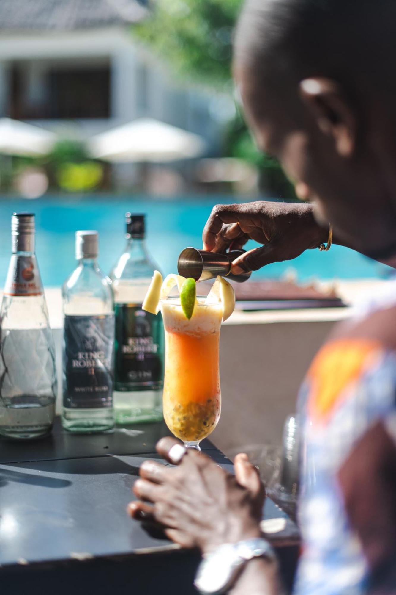 Zanzibella Hotel & Spa 키웬그와 외부 사진 A bartender preparing a cocktail